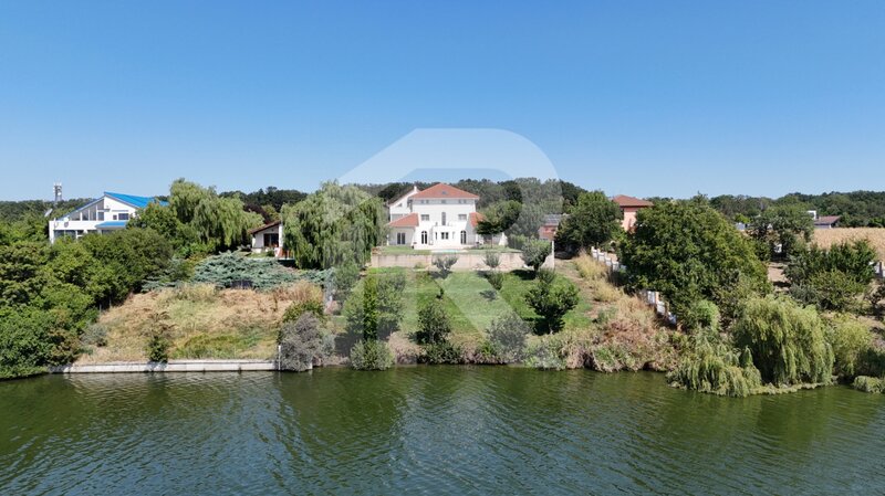 Balotesti, vila eleganta cu piscina si iesire la lac, Caciulati,