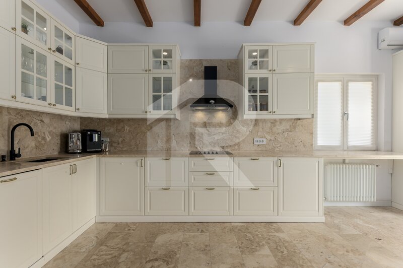 Balotesti, vila eleganta cu piscina si iesire la lac, Caciulati,