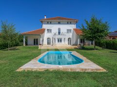 Balotesti, vila eleganta cu piscina si iesire la lac, Caciulati