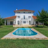 Balotesti, vila eleganta cu piscina si iesire la lac, Caciulati